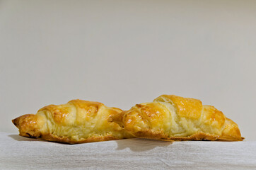 Ciepłe rogaliki gotowe do zjedzenia.