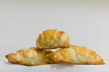 Ciepłe rogaliki gotowe do zjedzenia.