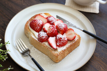 Pancakes with cream with plenty of delicious strawberries. With a latte.