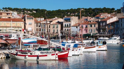 Voiliers amarrés dans le port coloré de la ville de Cassis au bord de la mer Méditerranée, dans les Bouches-du-Rhône, en Provence (France)