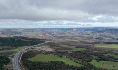 Obraz premium vue aérienne du plateau du Larzac et du viaduc de Millau