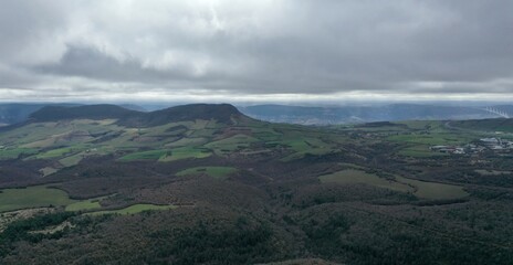 Fototapeta premium vue aérienne du plateau du Larzac et du viaduc de Millau