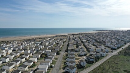 Fototapeta premium vue aérienne des plages, du port et des chalets en bois de Gruissan, Aude, France