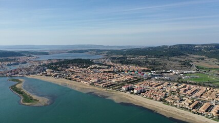 Fototapeta na wymiar vue aérienne des plages, du port et des chalets en bois de Gruissan, Aude, France