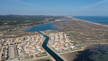 vue aérienne des plages, du port et des chalets en bois de Gruissan, Aude, France