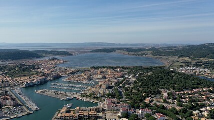 vue aérienne des plages, du port et des chalets en bois de Gruissan, Aude, France
