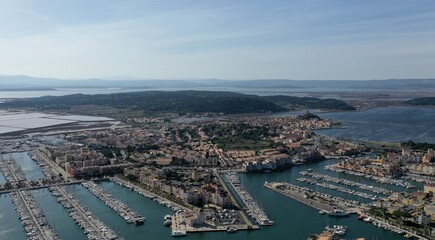 Obraz premium vue aérienne des plages, du port et des chalets en bois de Gruissan, Aude, France