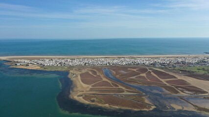 vue aérienne des plages, du port et des chalets en bois de Gruissan, Aude, France