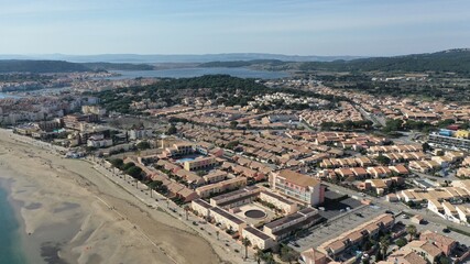 vue aérienne des plages, du port et des chalets en bois de Gruissan, Aude, France
