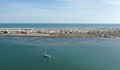 vue aérienne des plages, du port et des chalets en bois de Gruissan, Aude, France