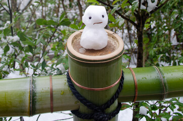 Miniatur Schneemann in japanischem Garten