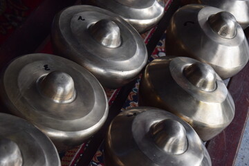 Schlaginstrumente eines indonesischen Gamelanorchesters