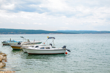 Naklejka premium boat moored near the shore at sea.