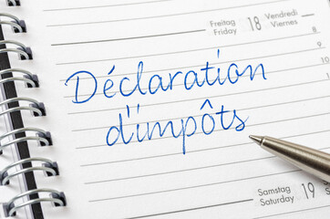 Obraz premium Daily planner with the entry Tax reporting in french - Déclaration d'impôt