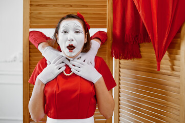Two mime artists, comedy strangulation scene