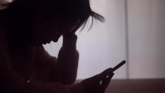 スマートフォンを使う女性