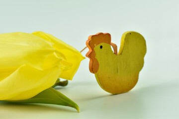 Żółte tulipany, jajka, świeczki i ozdoby Wielkanocne. - obrazy, fototapety, plakaty