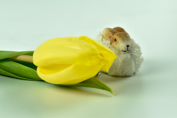 Żółte tulipany, jajka, świeczki i ozdoby Wielkanocne.