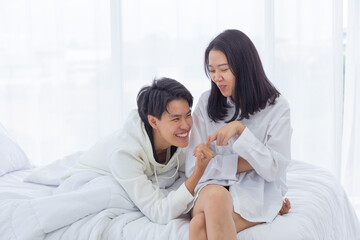 Obraz premium Lesbian couples live happily in a private room.