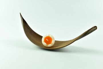 Małe świeczki w kształcie jajka i ozdoby Wielkanocne. © Krzysztof Głowacki