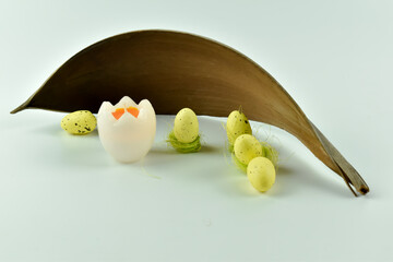 Małe świeczki w kształcie jajka i ozdoby Wielkanocne. © Krzysztof Głowacki