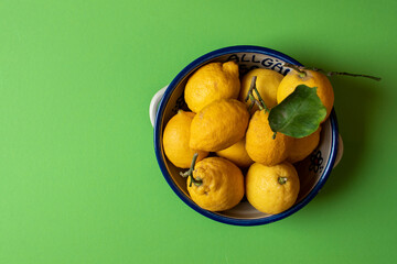 Frische Bio-Zitronen aus Sizilien in einer Schale