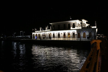 Naklejka premium Istanbul Buyukada ferry pier and people