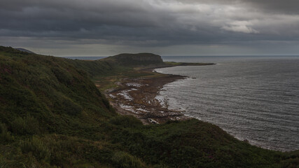 Morskie kamieniste wybrzeze podczas deszczu
