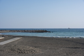 サザンビーチちがさき(茅ヶ崎海水浴場) - 烏帽子岩