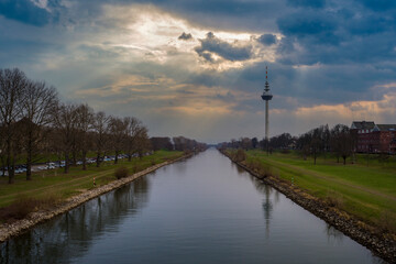 Fototapeta na wymiar der Fluss Neckar in Mannheim vor dramatischem Himmel 