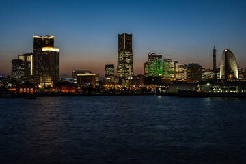 Fototapeta na wymiar 横浜港大さん橋国際客船ターミナルからみなとみらいを望む - 夜景