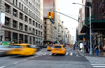 Foto op Plexiglas New York taxi Gele taxi& 39 s rijden door de straat op Fifth Avenue door de drukke kruispunten in Midtown Manhattan New York City NYC
