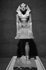 STATUE  DE PHARAON DEBOUT EN OBSIDIENNE