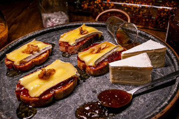 toast brie cheese apricot jam