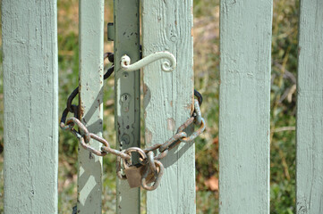 Portail avec chaine et cadenas