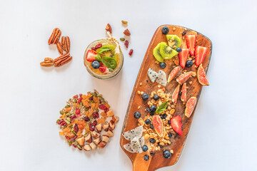 yogurt natural y ensalada de frutas y frutos secos para desayunos saludables