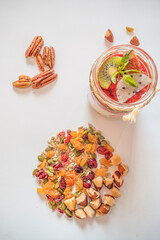 yogurt natural y ensalada de frutas y frutos secos para desayunos saludables