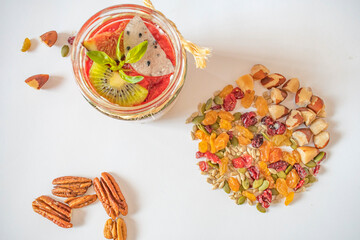 yogurt natural y ensalada de frutas y frutos secos para desayunos saludables