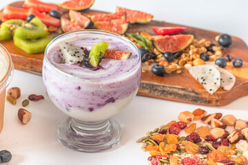 yogurt natural y ensalada de frutas y frutos secos para desayunos saludables