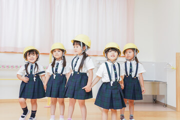 ヘルメットを被り避難する子供