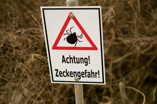 Achtung Zeckengefahr - Zeckenschild - Vorsicht Zecken