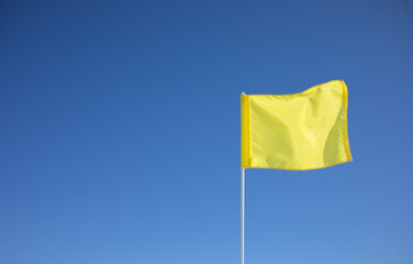 Eine gelbe Fahne weht im Wind