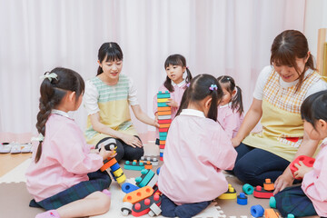 ブロックで遊ぶ子どもたち