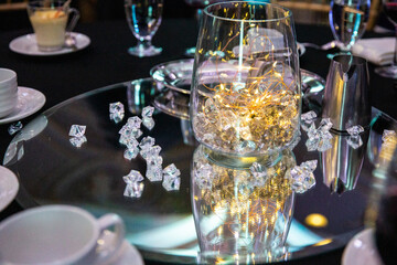 Fototapeta na wymiar centre de table avec cristaux et lumière