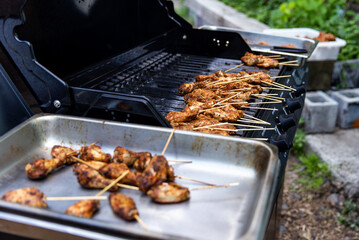quantité impressionnante de brochettes de viande cuites sur le barbecue en été