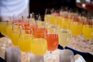 rangées de verres avec des boissons alcoolisés colorés