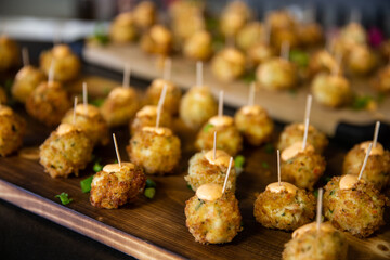 plateaux de petites boules avec une sauce rosée sur le dessus et cure dent