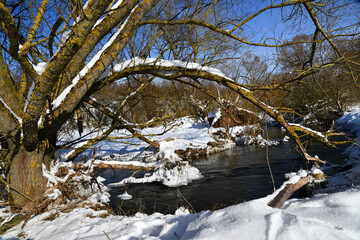 Fototapeta na wymiar verschneite Flusslandschaft