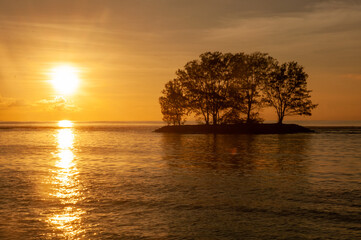 Fototapeta na wymiar Tropical sunset over the sea