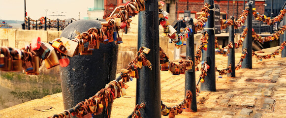 liebesschlösser  Brauch von Verliebten